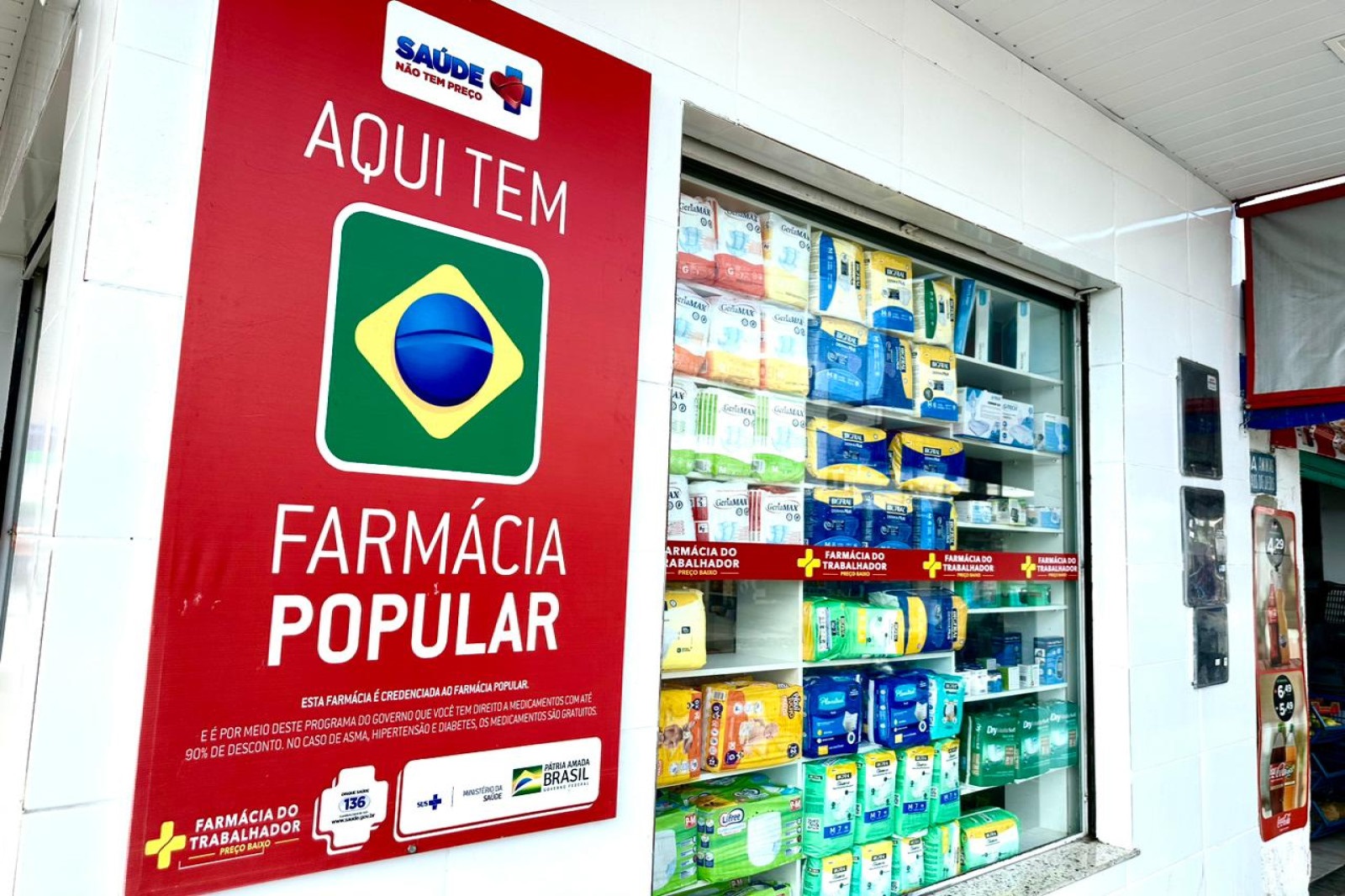 Estabelecimento com cartaz do Farmácia Popular