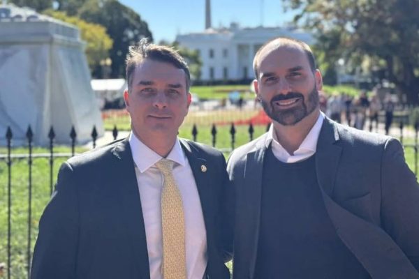 Filhos de Bolsonaro pressionam EUA por intervenção no Brasil ‘contra PCC e CV’