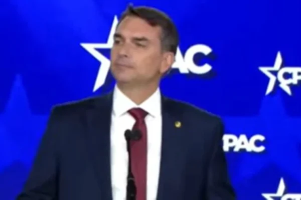 Brasil será "solução dos EUA" contra a China na disputa por "minerais críticos", diz Flávio Bolsonaro