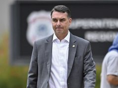 O senador Flávio Bolsonaro (PL-RJ) andando, sério