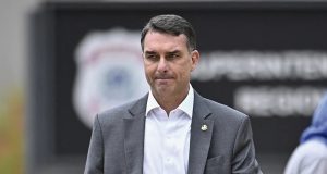 O senador Flávio Bolsonaro (PL-RJ) andando, sério