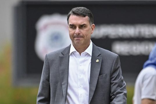 O senador Flávio Bolsonaro (PL-RJ) andando, sério