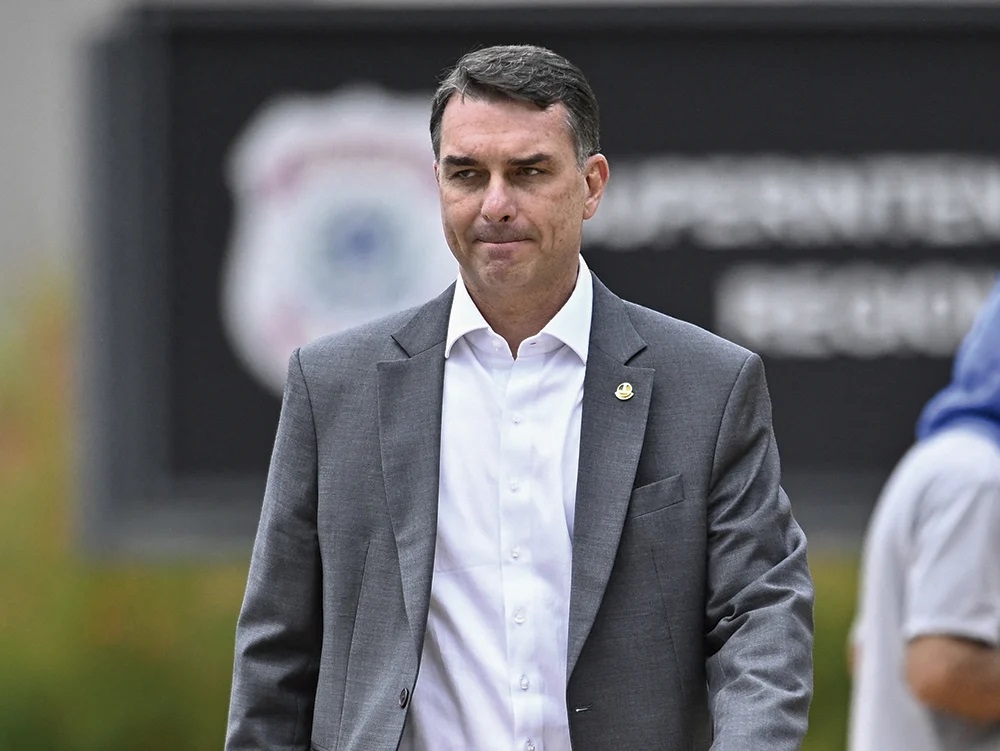 O senador Flávio Bolsonaro (PL-RJ) andando, sério