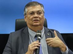 O ministro Flavio Dino, do Supremo Tribunal Federal (STF), sério, falando em microfone