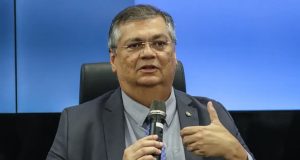 O ministro Flavio Dino, do Supremo Tribunal Federal (STF), sério, falando em microfone