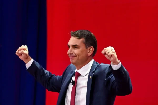 No CPAC, Flávio Bolsonaro compara pai com Trump e associa Lula a Maduro e ao PCC