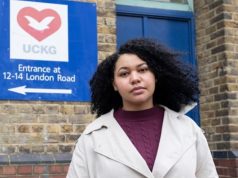 Rachael Reign, do Surviving Universal UK, posando séria para a câmera, com roupa de frio