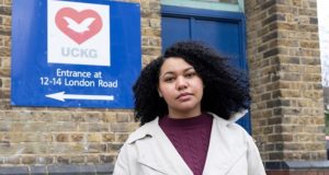 Rachael Reign, do Surviving Universal UK, posando séria para a câmera, com roupa de frio