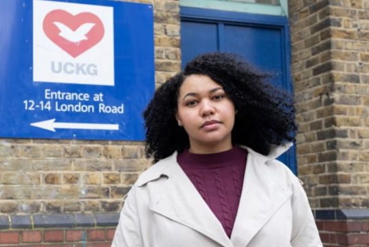 Rachael Reign, do Surviving Universal UK, posando séria para a câmera, com roupa de frio