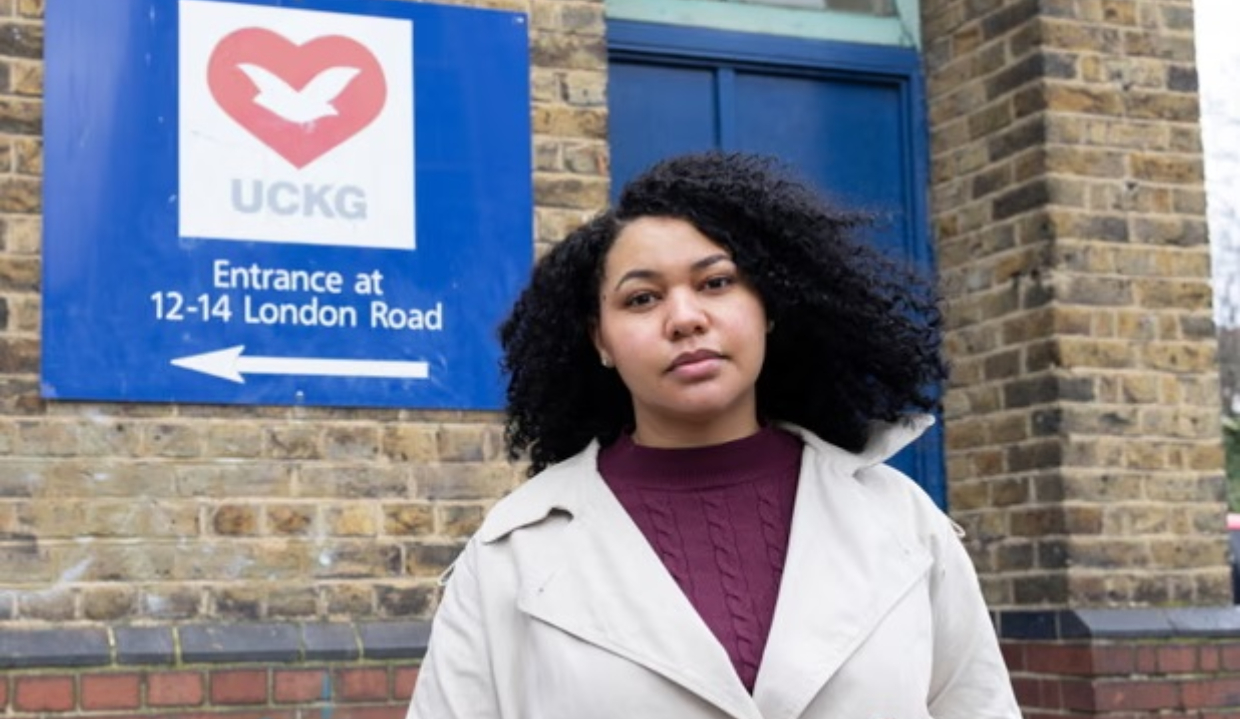 Rachael Reign, do Surviving Universal UK, posando séria para a câmera, com roupa de frio