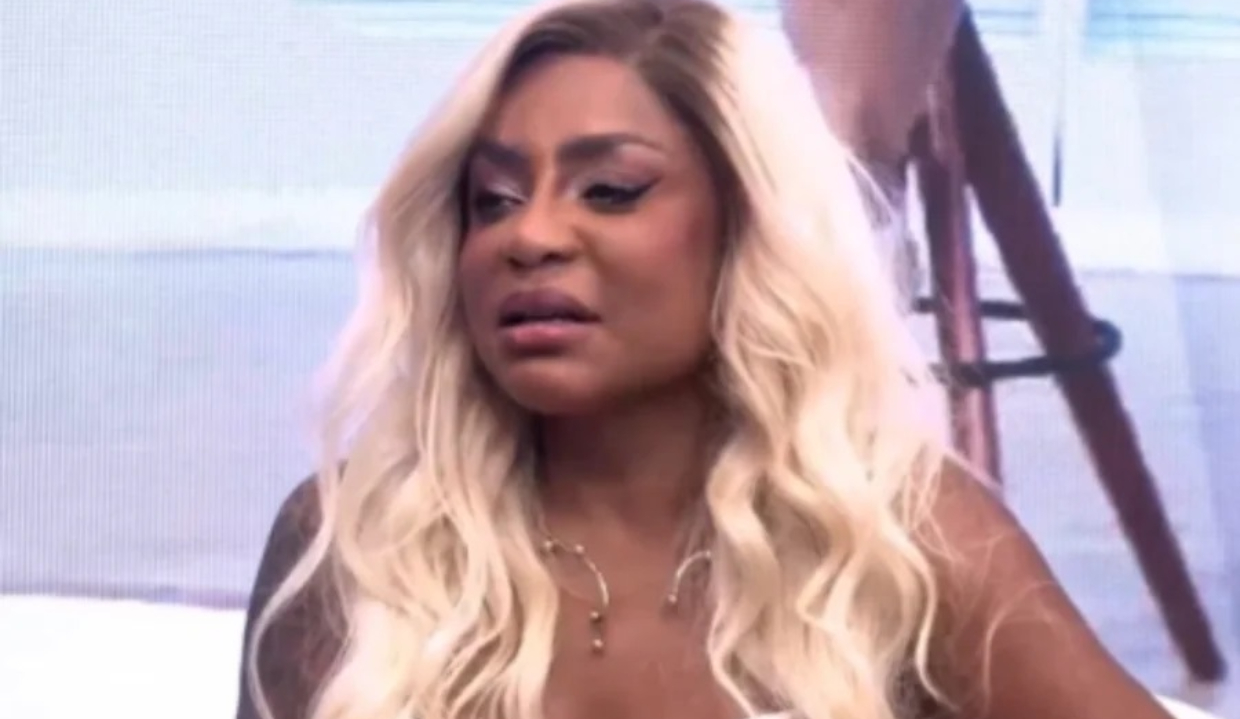 Cariúcha chorando, de cabelo solto, olhando para o lado