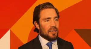 banqueiro Daniel Vorcaro falando, sem olhar para a câmera