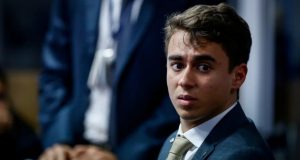 O deputado federal Nikolas Ferreira (PL-MG) com expressão confusa