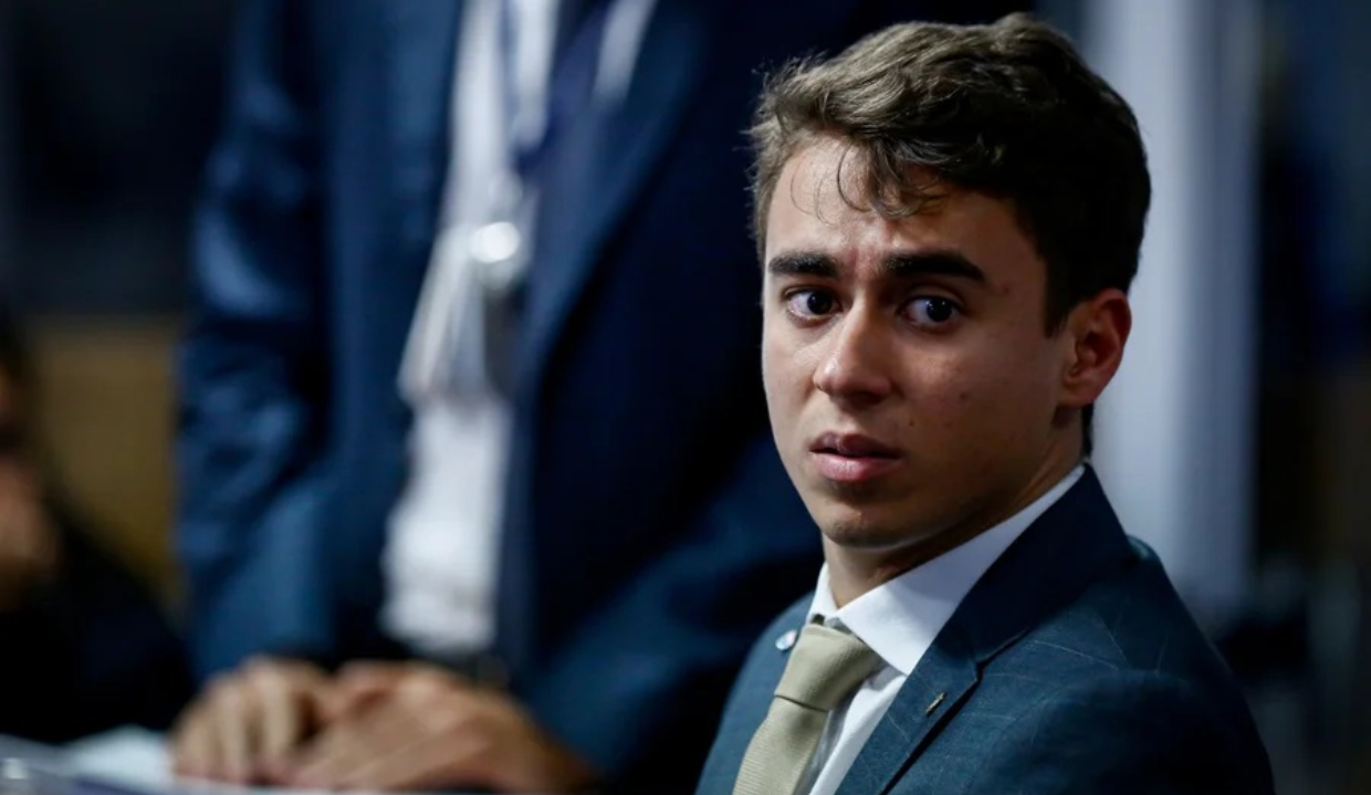 O deputado federal Nikolas Ferreira (PL-MG) com expressão confusa