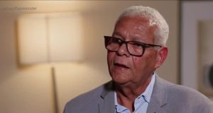 José Carlos Costa Simonin, ex-subsecretário da Secretaria de Desenvolvimento Social e Direitos Humanos do governo Cláudio Castro (PL) de óculos, falando, sem olhar para a câmera