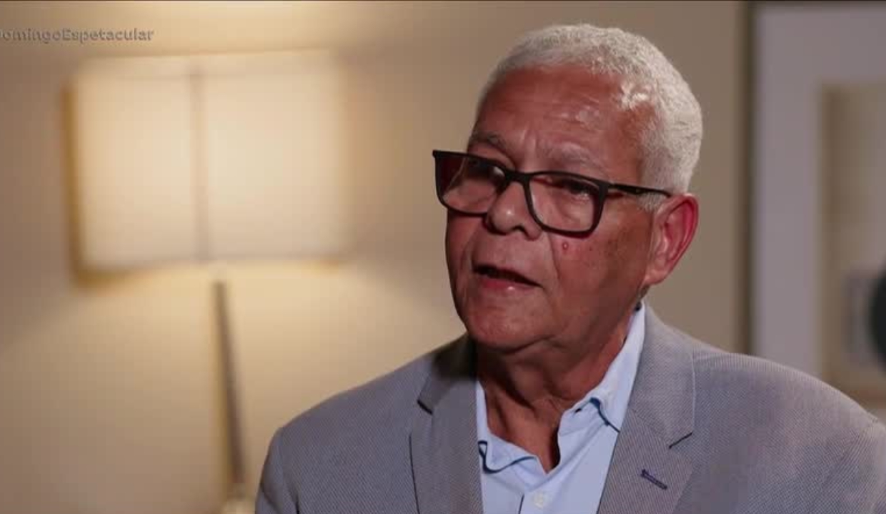 José Carlos Costa Simonin, ex-subsecretário da Secretaria de Desenvolvimento Social e Direitos Humanos do governo Cláudio Castro (PL) de óculos, falando, sem olhar para a câmera