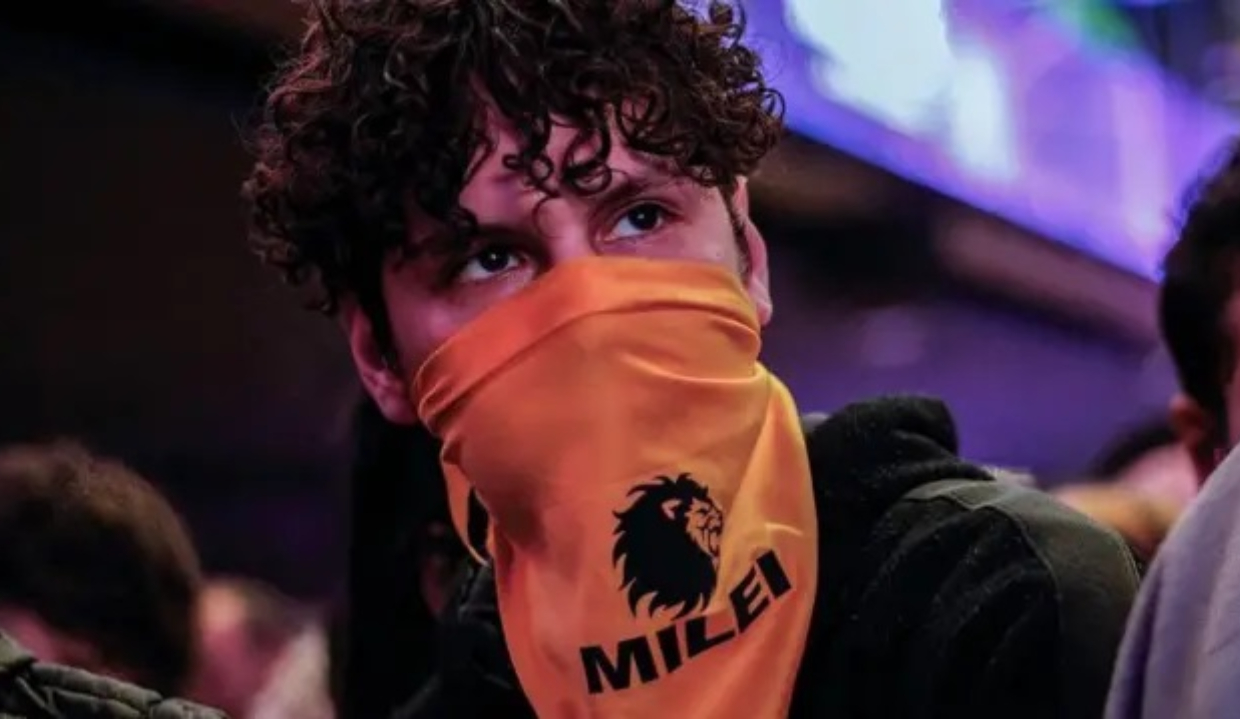 Jovem com rosto coberto com pano de Javier Milei