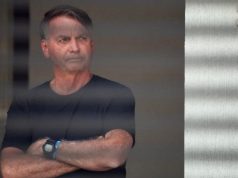 ex-presidente Jair Bolsonaro (PL) sério, de braços cruzados, em prisão domiciliar