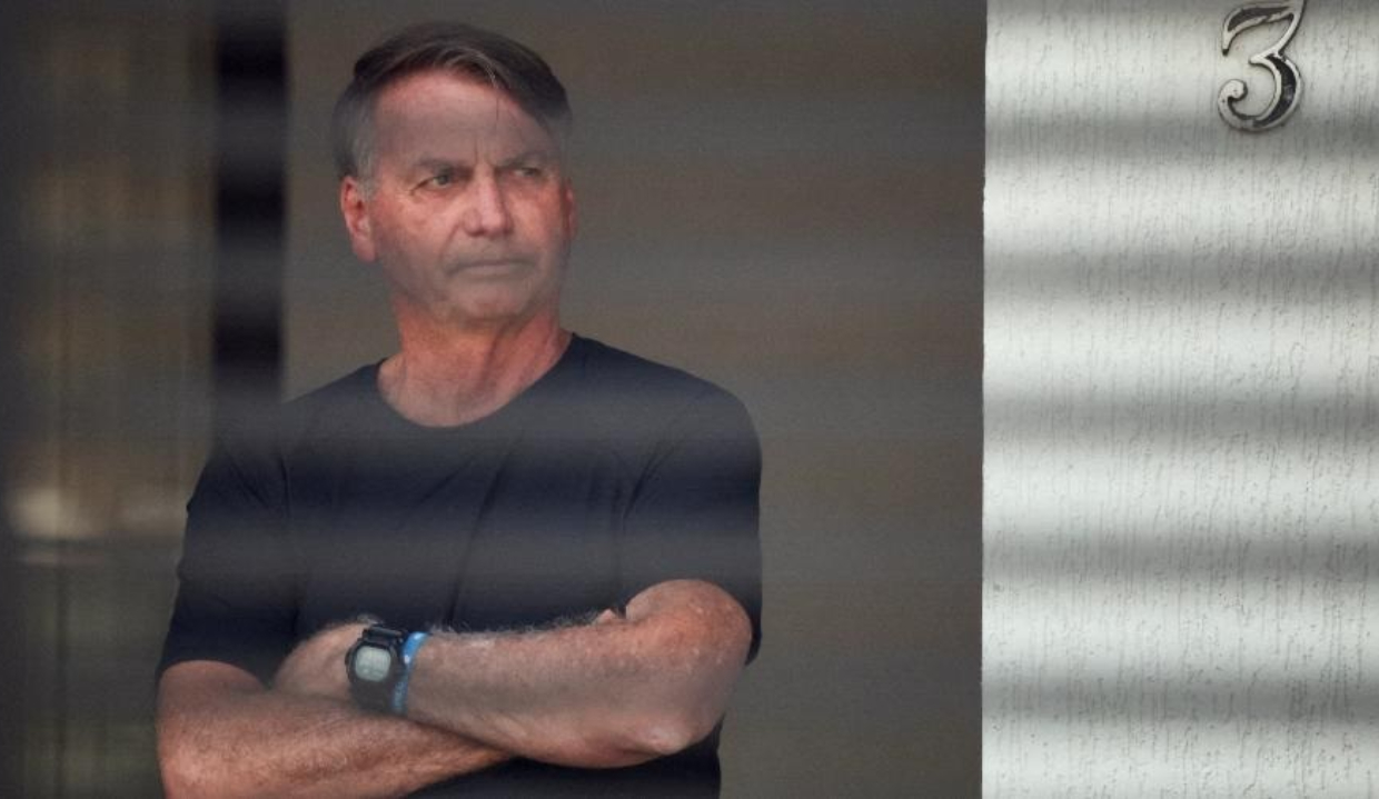 ex-presidente Jair Bolsonaro (PL) sério, de braços cruzados, em prisão domiciliar
