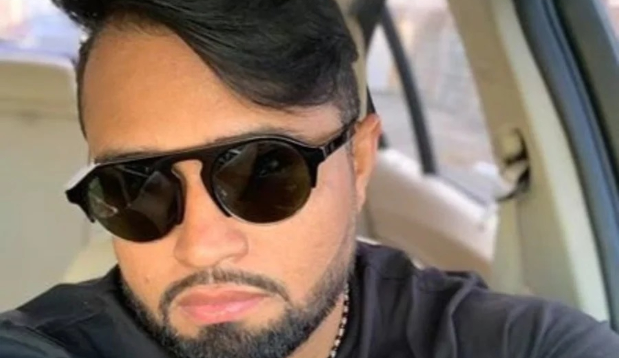 jornalista Luís Pablo Conceição Almeida de óculos escuros, sério, dentro de carro