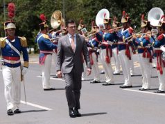 O presidente da Bolívia, Rodrigo Paz, caminhando