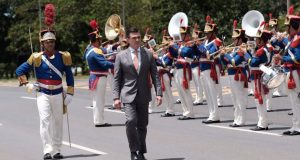 O presidente da Bolívia, Rodrigo Paz, caminhando