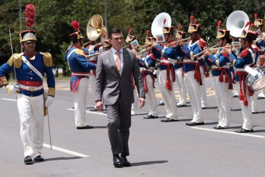 O presidente da Bolívia, Rodrigo Paz, caminhando