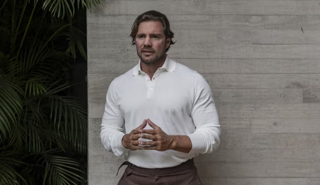 Daniel Vorcaro, dono do Banco Master, em pé, falando, de roupa social