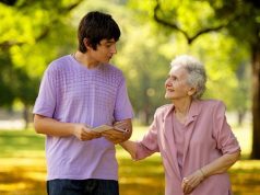 Jovem caminhando ao lado de senhora