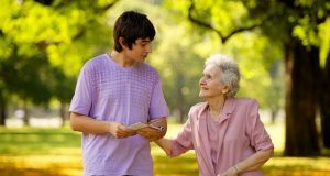 Jovem caminhando ao lado de senhora