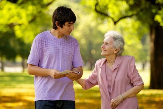 Jovem caminhando ao lado de senhora