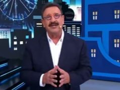 Ratinho no programa desta segunda-feira (16) falando e olhando para a câmera