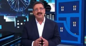 Ratinho no programa desta segunda-feira (16) falando e olhando para a câmera