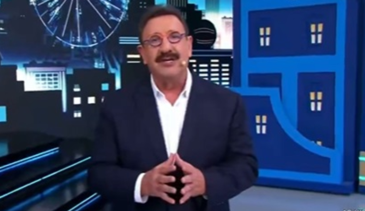 Ratinho no programa desta segunda-feira (16) falando e olhando para a câmera