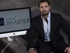 Daniel Vorcaro sentado, sério, ao lado de computador