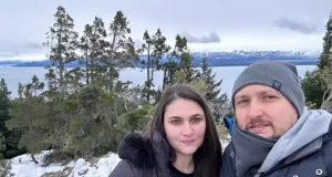 Sara Bianca Moyses e o marido, Sergio Fabian Schneider, na neve, de roupas de frio
