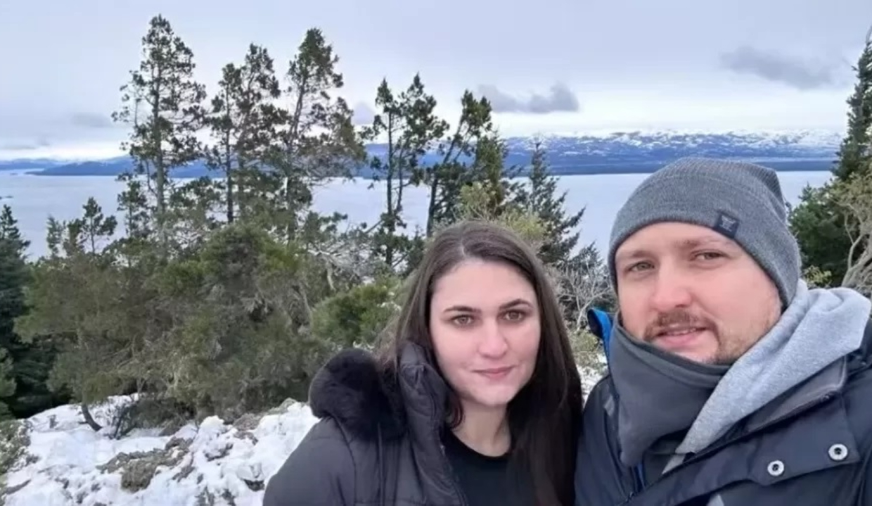 Sara Bianca Moyses e o marido, Sergio Fabian Schneider, na neve, de roupas de frio