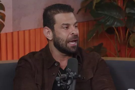 Fabiano Zettel, cunhado de Daniel Vorcaro, falando, de roupa de frio marrom