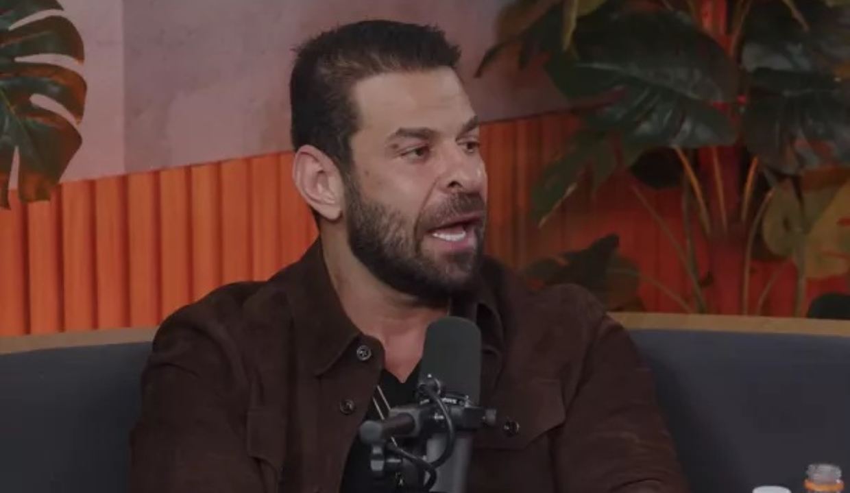 Fabiano Zettel, cunhado de Daniel Vorcaro, falando, de roupa de frio marrom