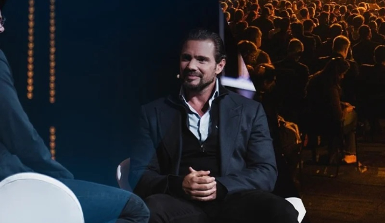 Daniel Vorcaro, dono do Banco Master, sentado, falando