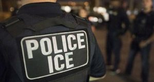 Agente do ICE de costas