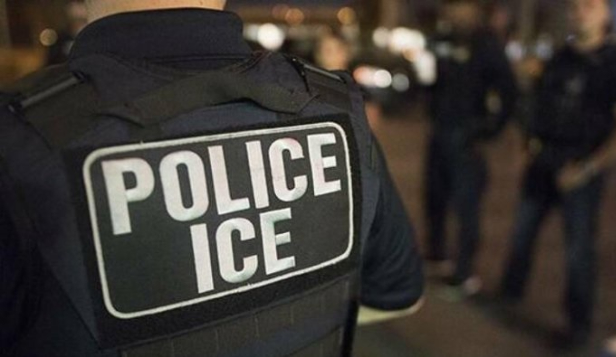 Agente do ICE de costas