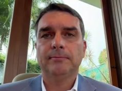 O senador Flávio Bolsonaro (PL-RJ) sério, em close, de roupa social cinza