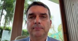 O senador Flávio Bolsonaro (PL-RJ) sério, em close, de roupa social cinza