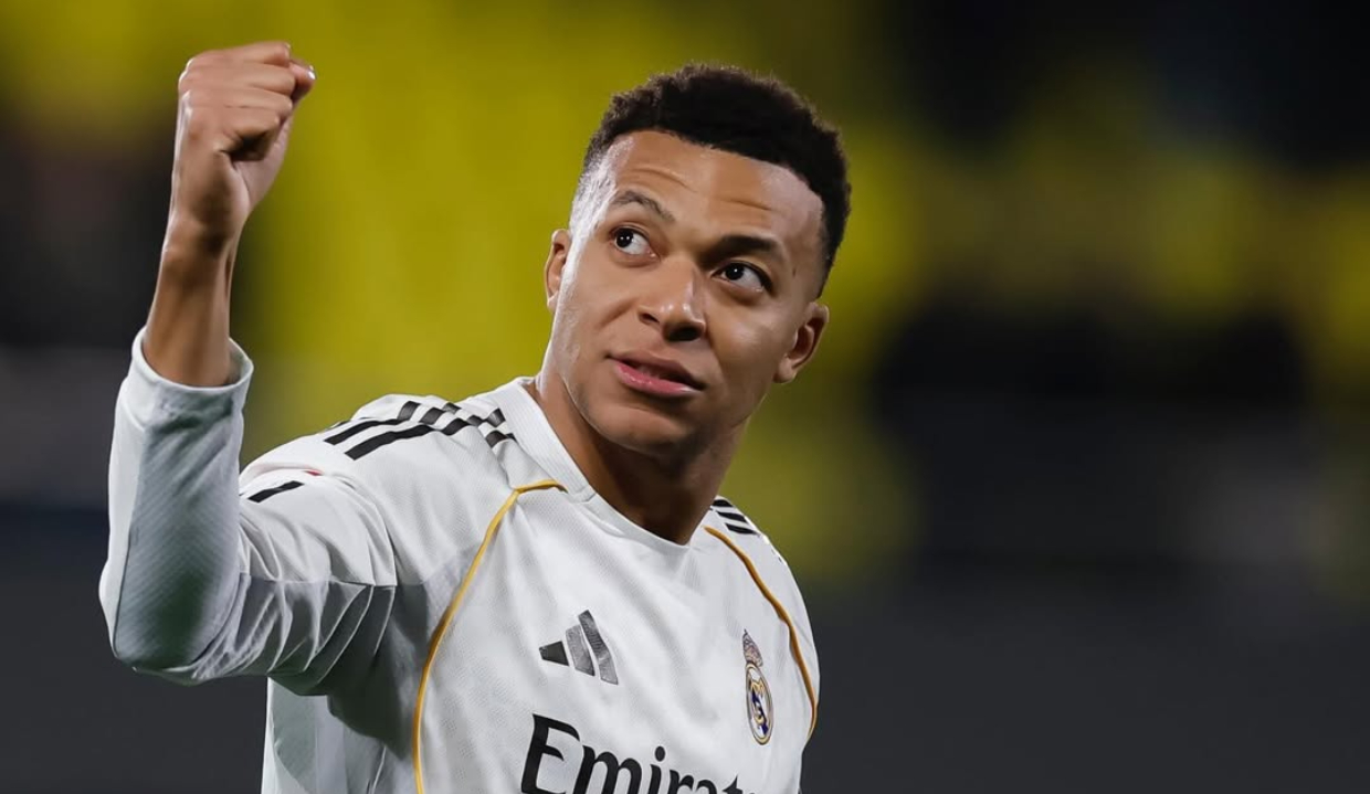 Kylian Mbappé correndo em campo com uniforme do Real Madrid