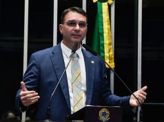 senador Flávio Bolsonaro (PL-RJ) falando e gesticulando no plenário do Senado