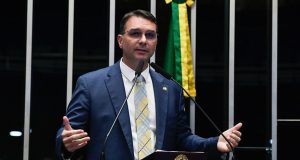 senador Flávio Bolsonaro (PL-RJ) falando e gesticulando no plenário do Senado