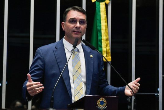 senador Flávio Bolsonaro (PL-RJ) falando e gesticulando no plenário do Senado