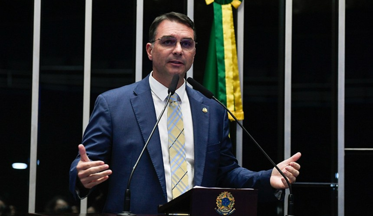 senador Flávio Bolsonaro (PL-RJ) falando e gesticulando no plenário do Senado