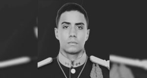 Pablo Carvalho da Silva em foto em preto e branco no centro de montagem